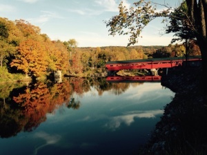 rode brug over de schilderachtige rivier | Woodstock